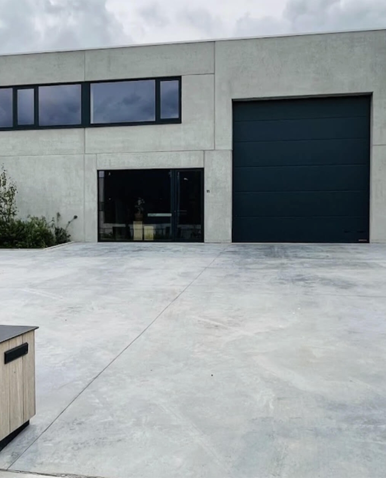 Welkom bij Abstrakt Interieur in Ter Eike 15, Staden. Vanuit onze werkplaats realiseren we maatwerk voor particulieren — zoals keukens, inbouwkasten, wandmeubels en volledige interieurprojecten. Daarnaast ondersteunen we bedrijven en schrijnwerkers met professioneel CNC-frezen, zagen en precisiewerk op maat. Dankzij onze moderne machines en vakmanschap combineren we hoogstaande afwerking met nauwkeurige productie voor elke toepassing.