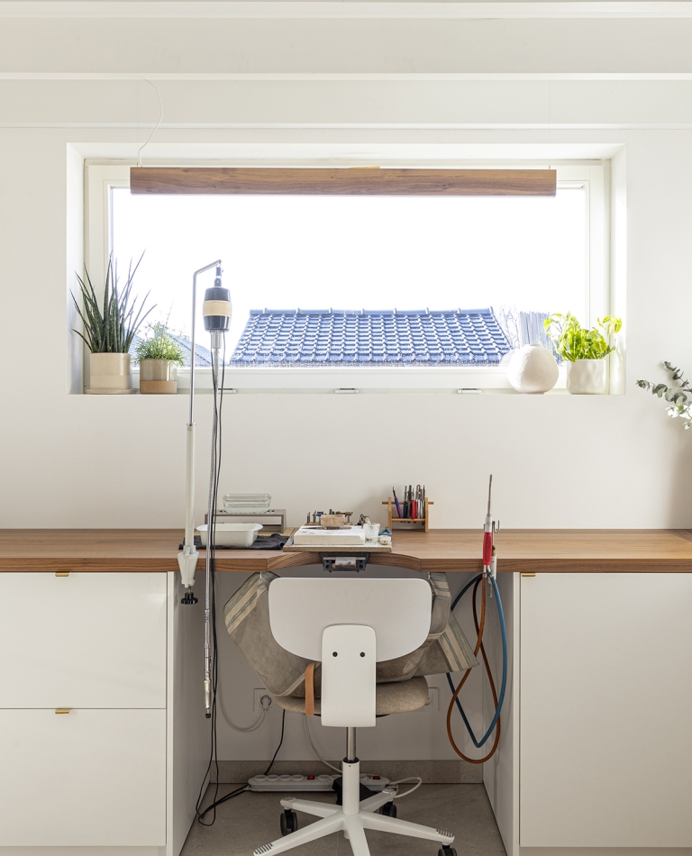 Licht atelier op maat in Staden met witte kasten en houten werkblad, ontworpen door Abstrakt Interieur – moderne en warme werkruimte met natuurlijke materialen