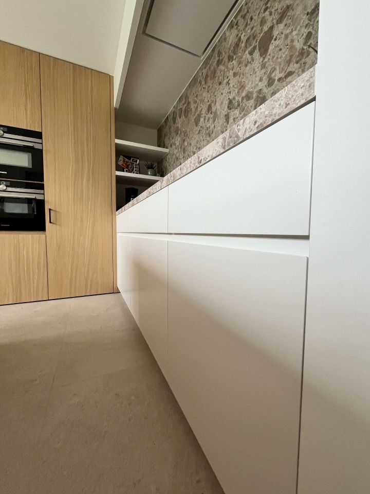 keuken op maat, keukenrenovatie, maatwerk keuken, natuursteen werkblad, ingebouwde toestellen