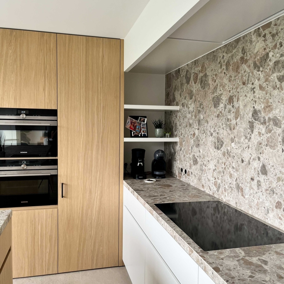 keuken op maat, keukenrenovatie, maatwerk keuken, natuursteen werkblad, ingebouwde toestellen