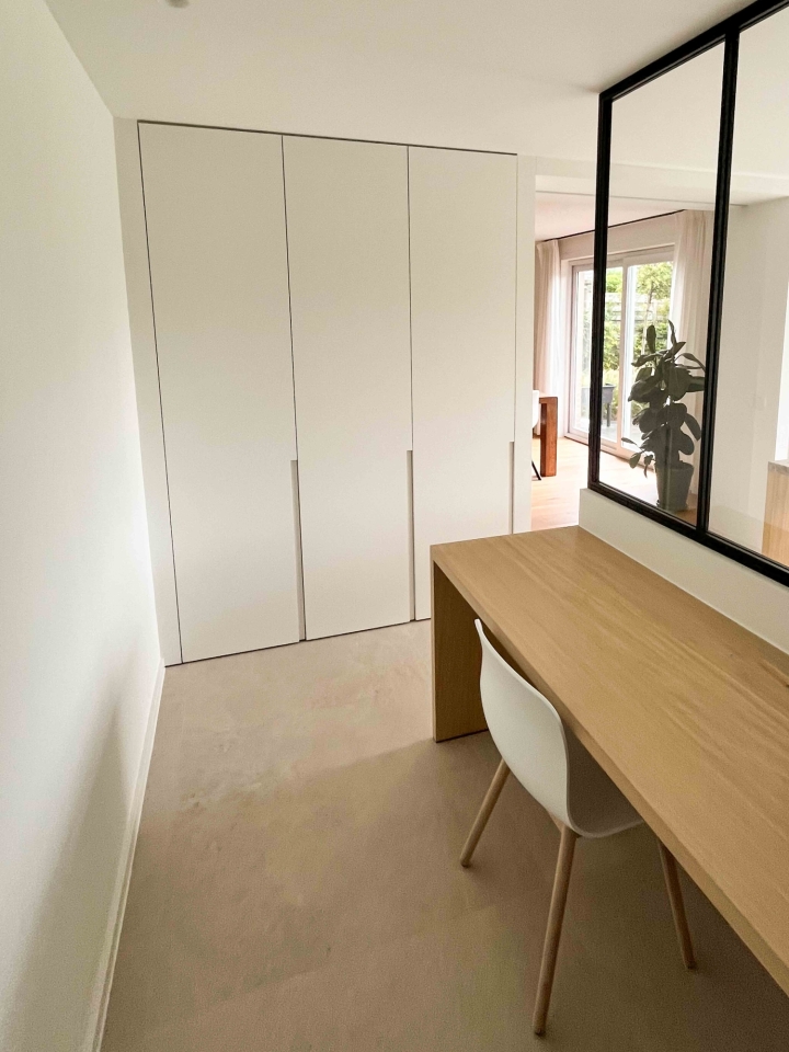 Moderne keuken op maat met ingebouwde toestellen, natuursteen werkblad en achterwand, open schappen en strakke indeling.