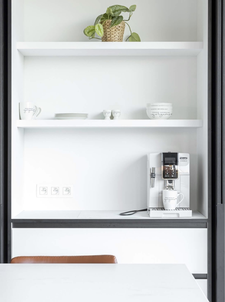 Open koffienis in Kortemark (regio Roeselare) met witte legplanken, ingebouwd stopcontact en volautomatische koffiemachine.