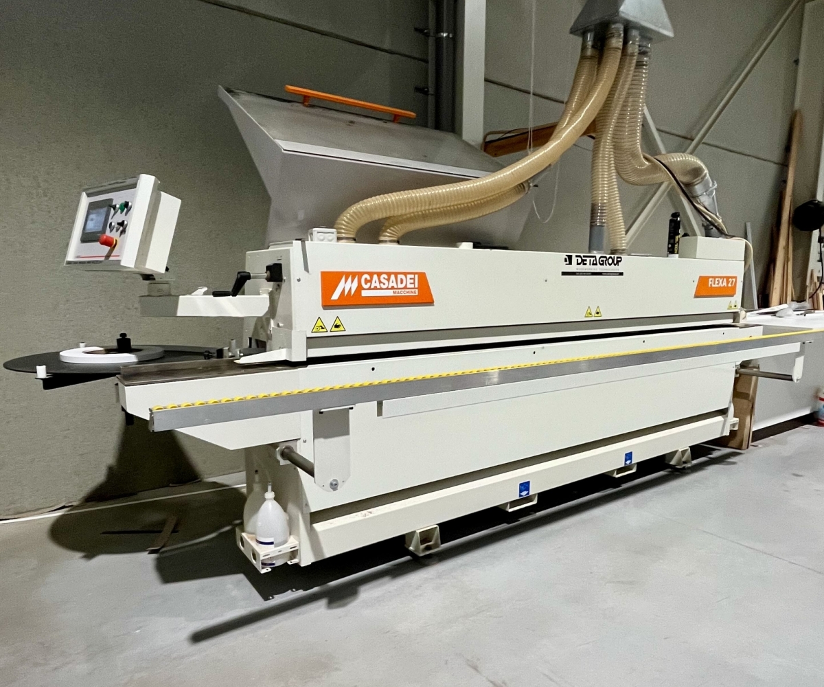 Professionele kantenaanlijmmachine voor kantenverlijming en het afplakken van plaatmateriaal op maat. Abstrakt Interieur biedt afplakservice voor schrijnwerkers in West-Vlaanderen.